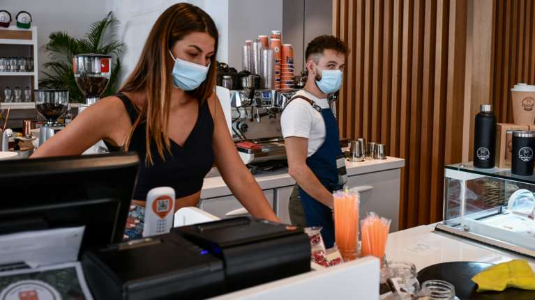 Ελευθέρας για τους εμβολιασμένους από σήμερα, περιορισμοί για τους ανεμβολίαστους - Μπαράζ ελέγχων σε εστίαση και διασκέδαση