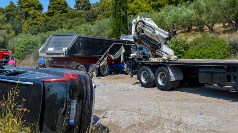 Κυπαρισσία: Φρουρούμενος στο νοσοκομείο ο οδηγός της νταλίκας - Νεκροί 38χρονος με το μωρό του και 44χρονος με τη 13χρονη κόρη του