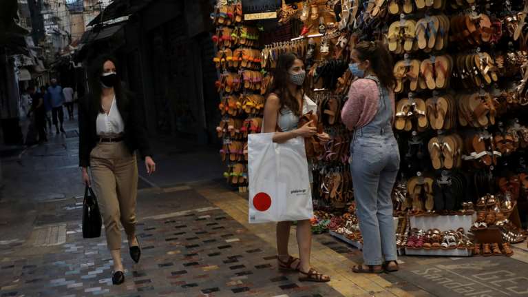 Τα σενάρια για την αύξηση του κατώτατου μισθού - Πότε ανοίγει τα χαρτιά της η κυβέρνηση