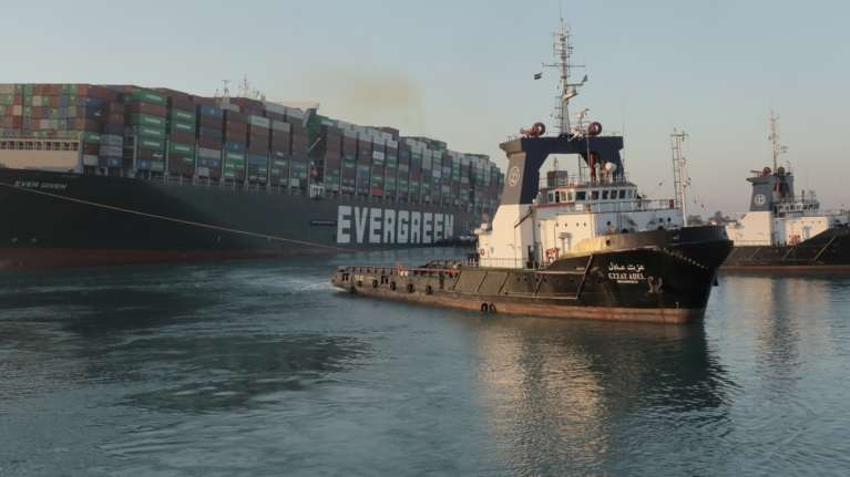 Σουέζ - Ever Given: &quot;Πλήγμα&quot; για το παγκόσμιο εμπόριο - Θα χρειαστούν μήνες για να αποκατασταθούν οι ζημιές