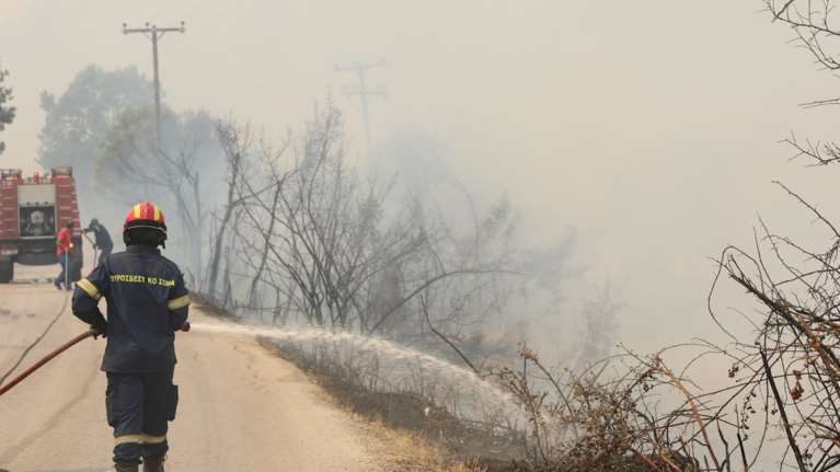 Βελτιωμένη η εικόνα της φωτιάς σε Πάρνηθα και Βοιωτία - Ανησυχία για Εβρο, μεγάλο πρόβλημα στη Δαδιά