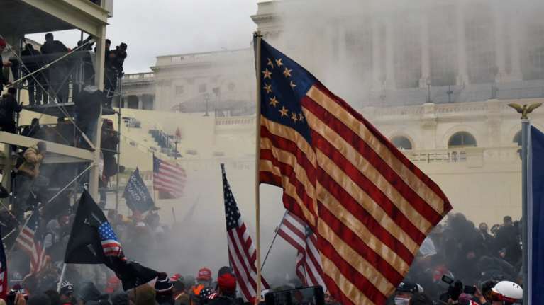 Ο διεθνής Τύπος κατακεραυνώνει τον Τραμπ: &quot;Το πραξικόπημα της τρέλας&quot;
