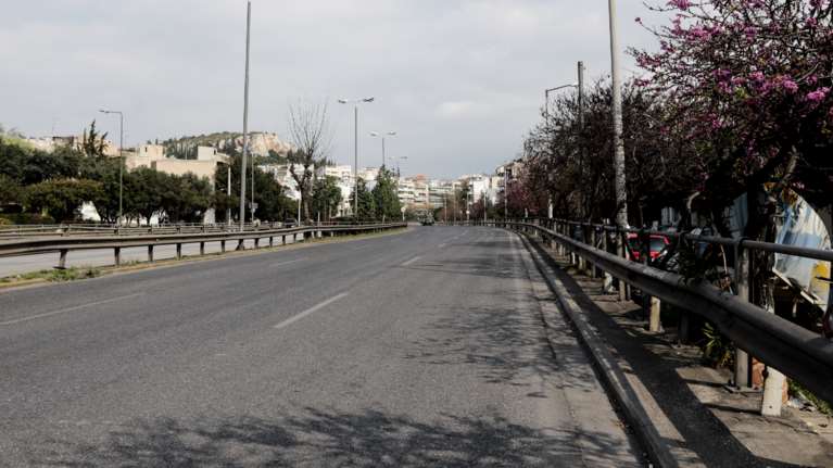 Κορονοϊός: Σκέψεις για επιβολή περιορισμών στη μετακίνηση ως έσχατο μέτρο