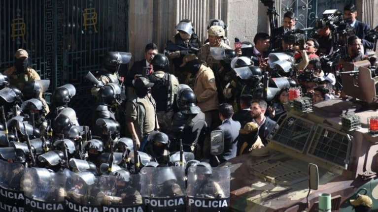 Απόπειρα πραξικοπήματος στη Βολιβία- Στρατεύματα και άρματα έξω από την έδρα της κυβέρνησης [βίντεο]