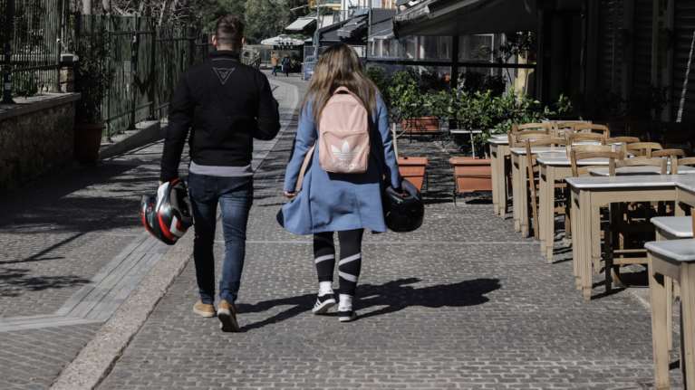 Πρώτα λιανεμπόριο και μετά σχολεία ή και τα δύο μαζί;  Το δίλημμα λοιμωξιολόγων και κυβέρνησης για το άνοιγμα