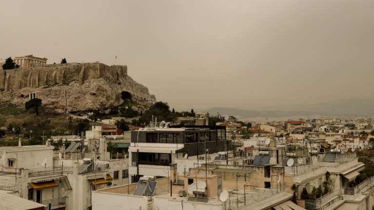 Καιρός: Πέπλο αφρικανικής σκόνης &quot;πνίγει&quot; τη χώρα - Πού θα εκδηλωθούν λασποβροχές [βίντεο]