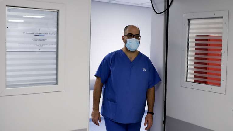 Σε κρίσιμη κατάσταση ο 71χρονος με μεταπνευμονοϊό HMPV - Γεωργιάδης: &quot;Ψάχνουμε αν υπάρχει επικίνδυνη μετάλλαξη&quot;