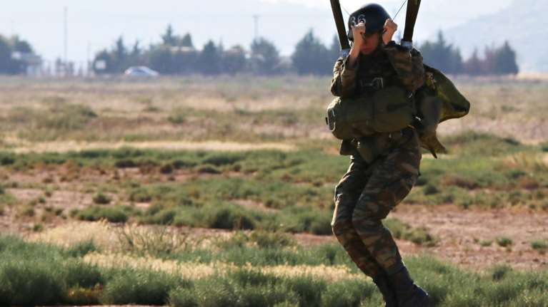 Τραγωδία στις Ενοπλες Δυνάμεις: Νεκρός αλεξιπτωτιστής που παρασύρθηκε από τους ισχυρούς ανέμους