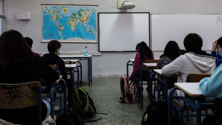 Σχολεία - Κεραμέως: &quot;Κλειδώνει&quot; η παράταση του σχολικού έτους μέσα στον Ιούνιο - Τι θα γίνει με τις Πανελλαδικές και τα πανεπιστήμια