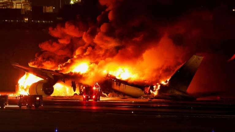 Ιαπωνία: Πώς σώθηκαν όλοι οι επιβάτες της πτήσης της Japan Airlines - Συγκλονιστικές μαρτυρίες [Εικόνες - Βίντεο]