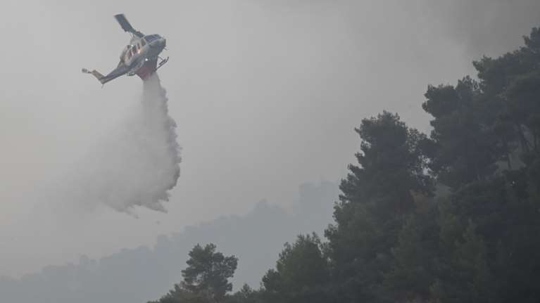 Σκληρή μάχη με τις φλόγες σε Κέρκυρα, Αίγιο και Κάρυστο - Εκκενώθηκαν οικισμοί [εικόνες - βίντεο]