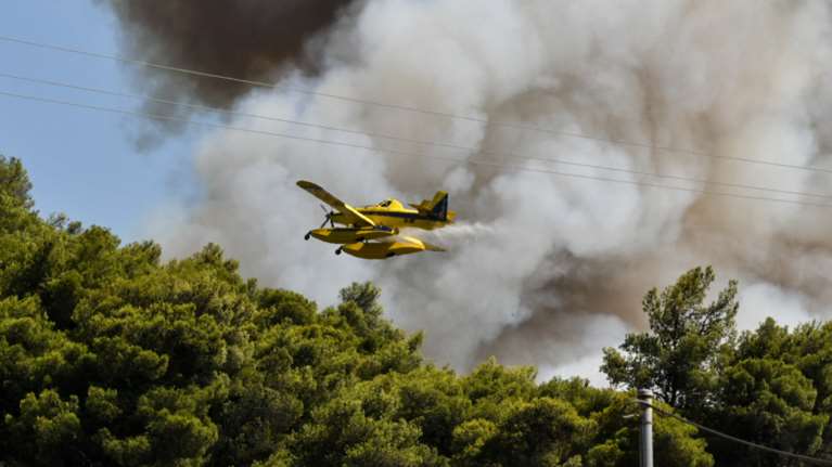 Εκτός ελέγχου η φωτιά στην Αχαΐα: Πέρασε στον δήμο Ερυμάνθου - Κατευθύνεται σε χωριά που εκκενώθηκαν [εικόνες-βίντεο]