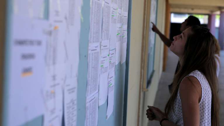 Πανελλήνιες 2025: Πρώτες εκτιμήσεις για τις Ελάχιστες Βάσεις Εισαγωγής - Πού θα φτάσουν Ιατρικές, Νομικές και Στρατιωτικές Σχολές