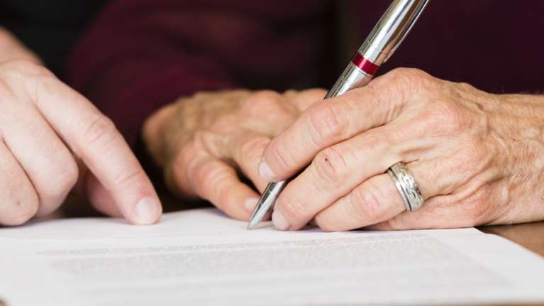 Διεθνής σπείρα απέσπασε 8 εκατ. ευρώ από τηλεφωνικές απάτες σε βάρος ηλικιωμένων: Δύο συλλήψεις στην Ελλάδα