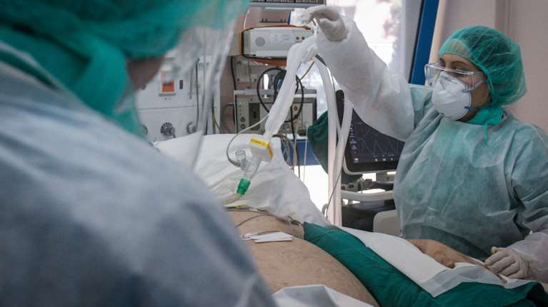 Κορονοϊός: &quot;Μαύρο&quot; ρεκόρ με 41 θανάτους σε μια μέρα - 1.490 νέα κρούσματα - 239 διασωληνωμένοι