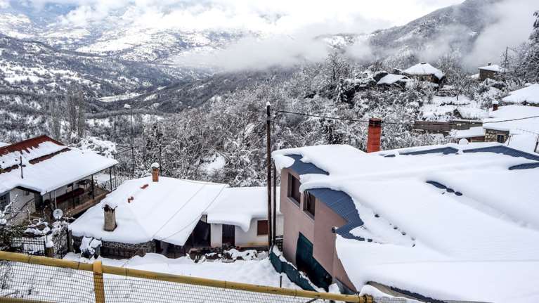 Χιονίζει σε Πάρνηθα και Βίλια: Στα λευκά Μεσσηνία, Ηλεία, Λακωνία: Εως -15 ο υδράργυρος [εικόνες - βίντεο]