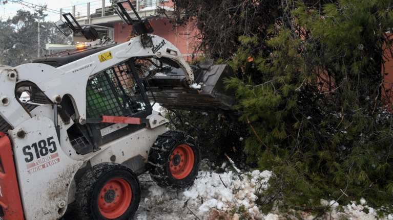 Εφιαλτικός απολογισμός του ΔΕΔΔΗΕ: 100.000 νοικοκυριά χωρίς ρεύμα – 1.500 δέντρα και 50 στύλοι έπεσαν στην Αττική
