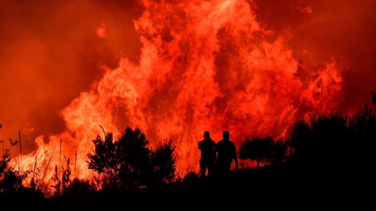 Νύχτα κόλαση στη Γορτυνία: Μάχη να μην επεκταθεί η φωτιά προς Μαίναλο - Κάηκαν σπίτια στο Πυρρή [εικόνες-βίντεο]
