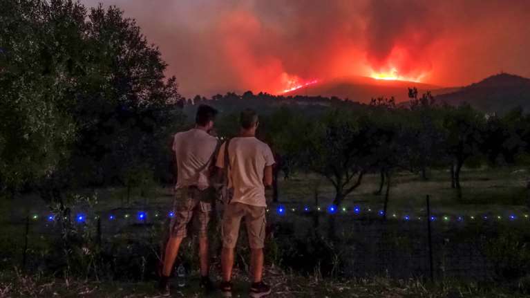 Φωτιά στην Εύβοια: Ολονύχτια μάχη με την πυρκαγιά, καίγεται το μοναδικό κομμάτι πευκοδάσους που είχε μείνει - Ριπές ανέμων έως 8 μποφόρ [εικόνες - βίντεο]