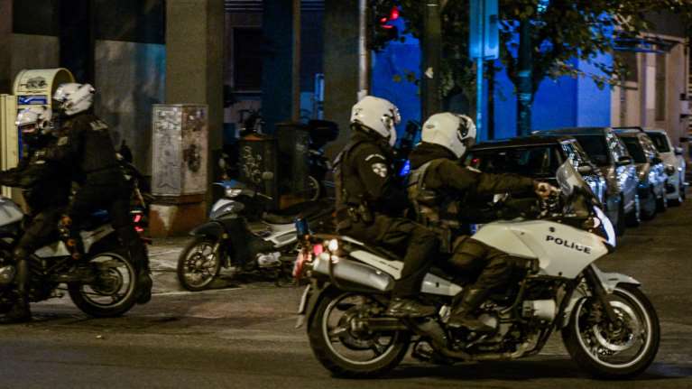 Ομόνοια: &quot;Υπήρχε έντονο φλερτ από την κοπέλα&quot; - Τι ισχυρίζεται ο 27χρονος αστυνομικός για τον βιασμό της 19χρονης