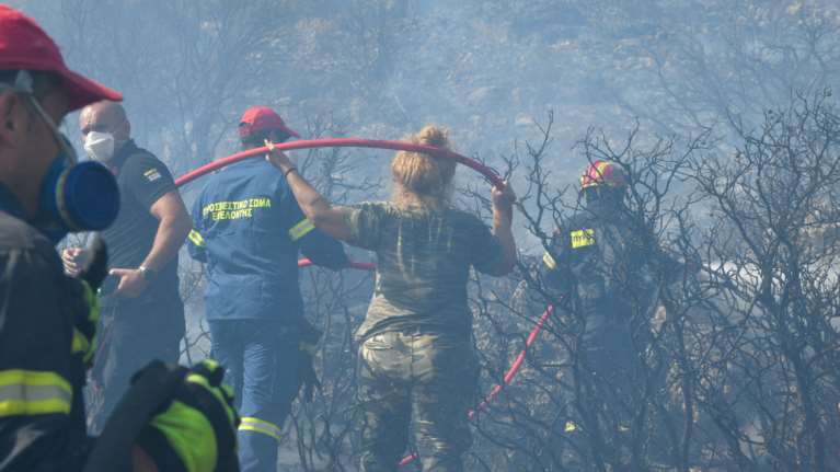 Χωρίς ενεργό μέτωπο η φωτιά στο Ρέθυμνο: Μάχη με τις αναζωπυρώσεις, έπεσαν οι άνεμοι [εικόνες-βίντεο]