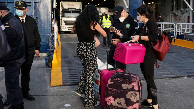 Εισήγηση &quot;βόμβα&quot; των λοιμωξιολόγων: Με αρνητικό rapid test και η επιστροφή από τα νησιά