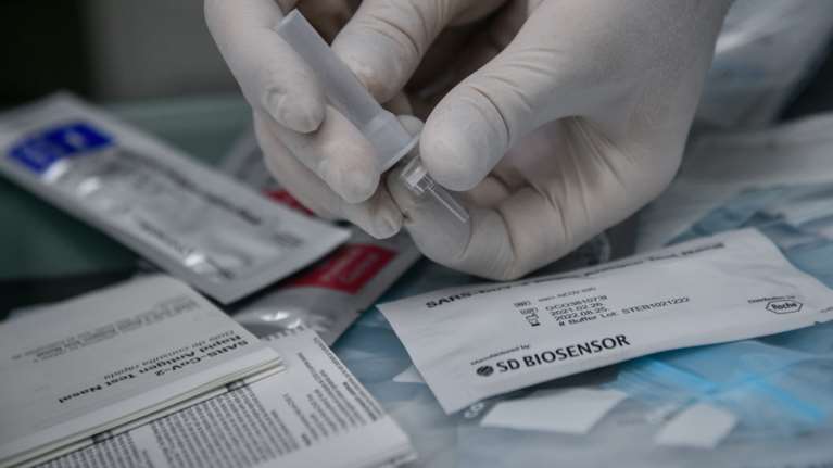 Self test: Μπορεί να βγάλει αρνητικό αποτέλεσμα και όμως να είναι κάποιος θετικός στον κορονοϊό;- Η απάντηση