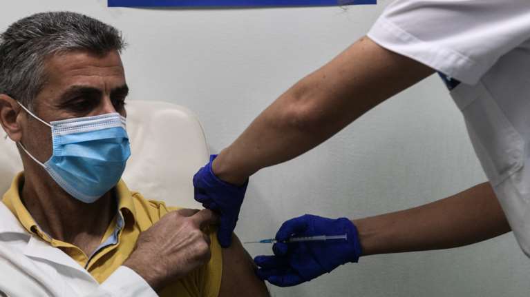 Εθνική Επιτροπή Εμβολιασμών: Συνεχίζεται κανονικά η χορήγηση του εμβολίου της AstraZeneca στην Ελλάδα - Τι ισχύει με τις θρομβώσεις