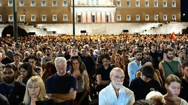 Καρυστιανού από το Σύνταγμα για τα Τέμπη: &quot;Τα οστά των παιδιών μας μπορούν να αποκαλύψουν την αλήθεια&quot; [εικόνες - βίντεο]