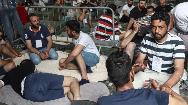 Πύλος: 8 διασωθέντες ανακρίνονται ως διακινητές, ανάμεσά τους και ο καπετάνιος - 4.000 ευρώ το άτομο η &quot;ταρίφα&quot;