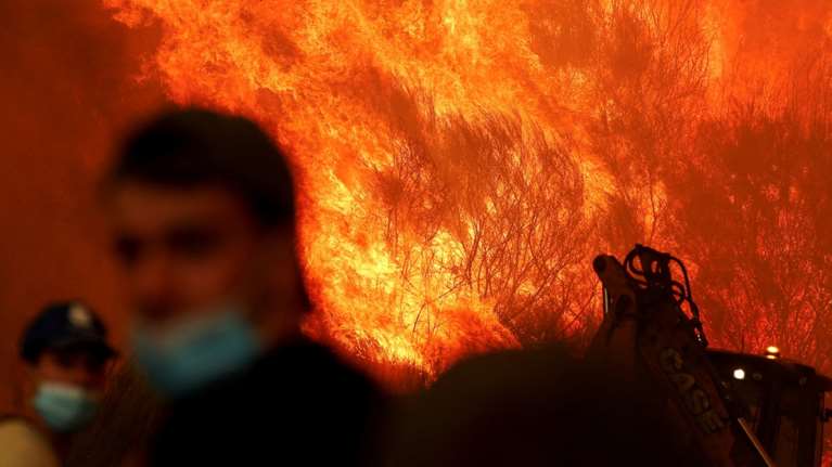 Φωτιές στην Ευρώπη: &quot;Ψηνόμαστε ζωντανοί&quot; - Ο καύσωνας και οι ισχυροί άνεμοι τροφοδοτούν τις φλόγες