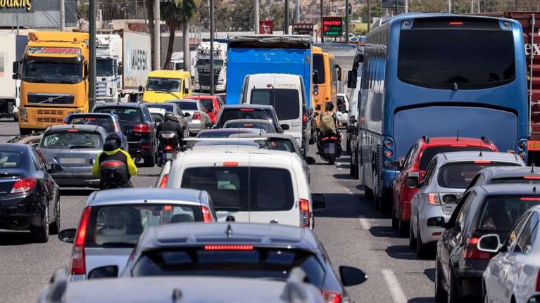 28η Οκτωβρίου: Σε εξέλιξη η έξοδος του τριημέρου - Ουρές χιλιομέτρων στους δρόμους, το αδιαχώρητο στο λιμάνι του Πειραιά