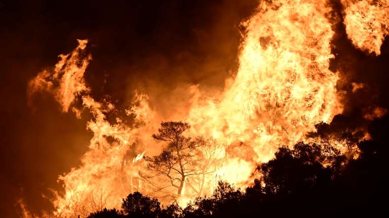 Νύχτα-εφιάλτης στην Κερατέα: Ανεξέλεγκτες οι φλόγες καίνε σπίτια - Τραγικός θάνατος ενός ηλικιωμένου [εικόνες - βίντεο]