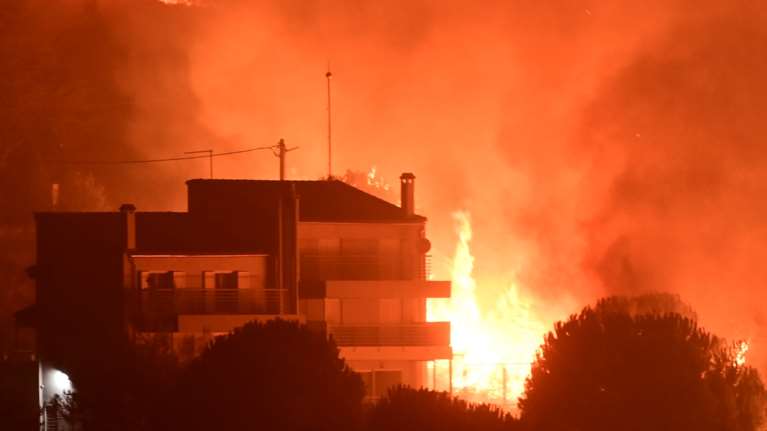 Φωτιά στην Αττική: Απανωτά μηνύματα του 112, ξεκίνησαν ρίψεις τα εναέρια μέσα [εικόνες - βίντεο]