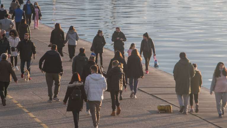 Θεσσαλονίκη: Σταθερά αυξημένο το ιικό φορτίο στα λύματα - Ζέρβας: Δεν ενημερώθηκα για νέα μέτρα - &quot;Κοκκινίζουν&quot; Ρέθυμνο &amp; Αχαΐα