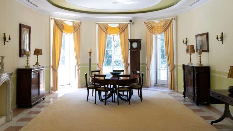 Μον Ρεπό: Το Reuters στην έπαυλη που γεννήθηκε ο πρίγκιπας Φίλιππος - Εντυπωσιακές εικόνες