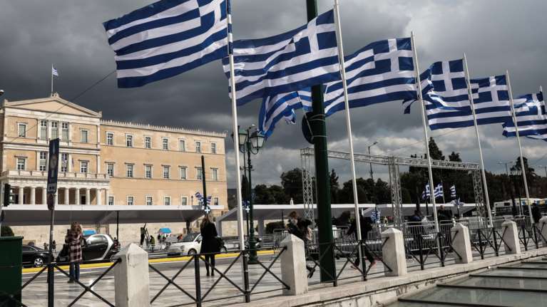 25η Μαρτίου: Κλειστό το κέντρο - Σε λίγο η παρέλαση με εύζωνες, έφιππους και μηνύματα Μπάιντεν και Μακρόν