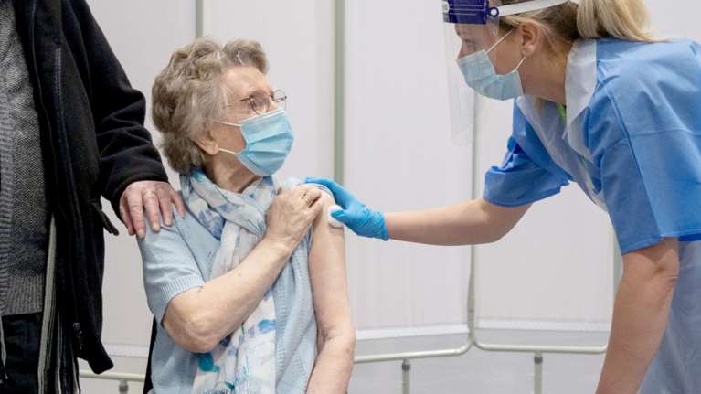 Ανατροπή: Δεν ισχύει ότι το εμβόλιο της AstraZeneca δεν είναι αποτελεσματικό στους άνω των 65 ετών
