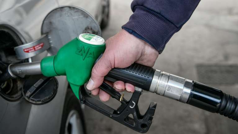 Επιδότηση στη βενζίνη: Τρία &quot;φουλαρίσματα&quot; του ρεζερβουάρ με τιμή αμόλυβδης έως και 1,8 ευρώ το λίτρο