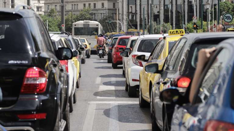 Ουρές χιλιομέτρων στους δρόμους της Αθήνας και μποτιλιάρισμα στην Αττική οδό - Δείτε live την κίνηση