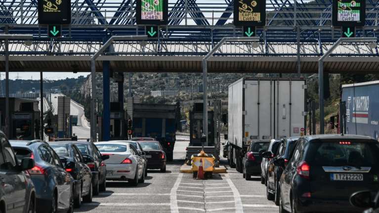 Η επιστροφή των αδειούχων: Καθυστερήσεις στα διόδια στην Αθηνών - Κορίνθου