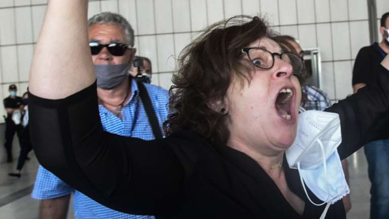 Συγκλονιστικό βίντεο: Η στιγμή που η Μάγδα Φύσσα ακούει την απόφαση του δικαστηρίου και βγαίνει από την αίθουσα