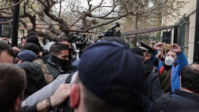 Στην Ευελπίδων η Ρούλα Πισπιρίγκου με αλεξίσφαιρο και κουκούλα - "Σκύλα, φόνισσα, ομολόγησε!" [βίντεο]