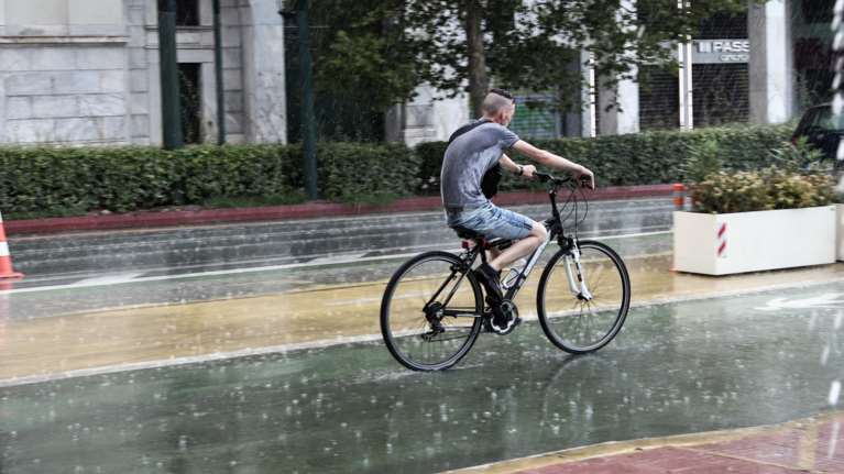Μετά τον καύσωνα, η καταιγίδα: Μπουρίνι αυτή την ώρα στην Αθήνα [εικόνες]
