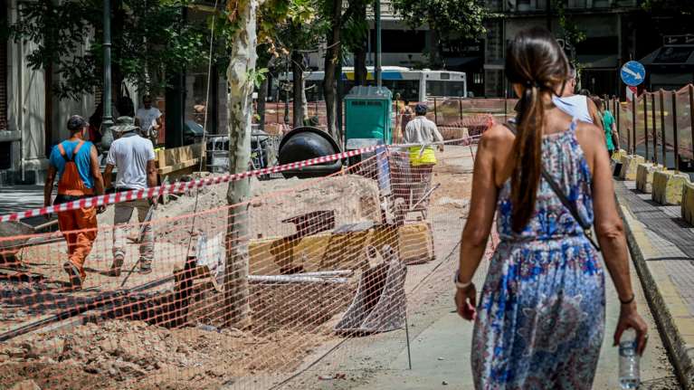 Καύσωνας Κλέων: &quot;Καμίνι&quot; αύριο η χώρα - Τηλεργασία, χωρίς delivery και εργασίες 12:00-17:00 - Τι θα είναι κλειστό