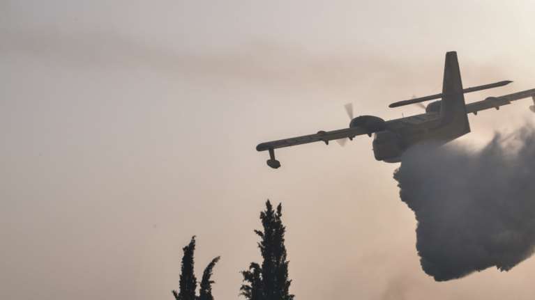 Φωτιές: Πώς η γενική επιφυλακή της Πυροσβεστικής πρόλαβε επικίνδυνη αναζωπύρωση στα Βίλια [Βίντεο]