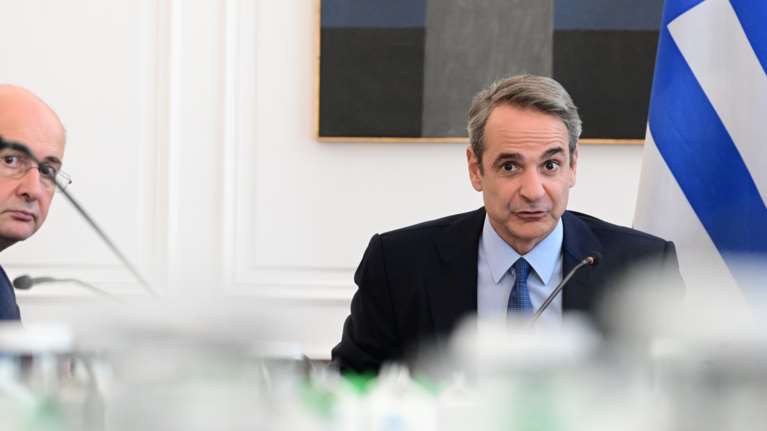 Ο Μητσοτάκης "διαφημίζει" το κυβερνητικό έργο ενώ ο ΣΥΡΙΖΑ διαλύεται και το ΠΑΣΟΚ ψηφίζει - Νέα εμφάνιση Σαμαρά-Καραμανλή