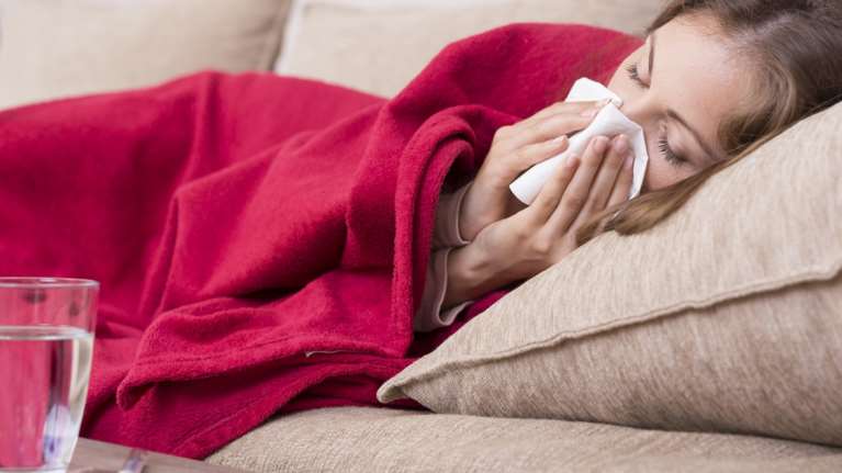 Τι συμβαίνει με τα αντιβιοτικά: Πότε τα παίρνουμε, πότε είναι επικίνδυνα και τι γίνεται σε περίπτωση γρίπης