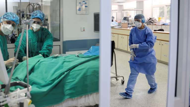 Εκρηξη κρουσμάτων κορονοϊού: Ανησυχία από την αύξηση των νοσηλειών - Σκεπτικισμός για την τέταρτη δόση