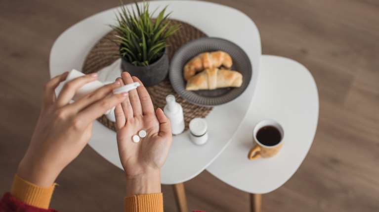 Ποια φάρμακα δεν πρέπει να παίρνουμε μαζί με τον καφέ μας και γιατί